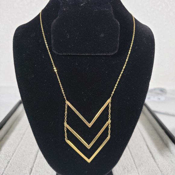 Jewelry - ** PRICE FIRM ** 14K Gold - triple chevron necklace